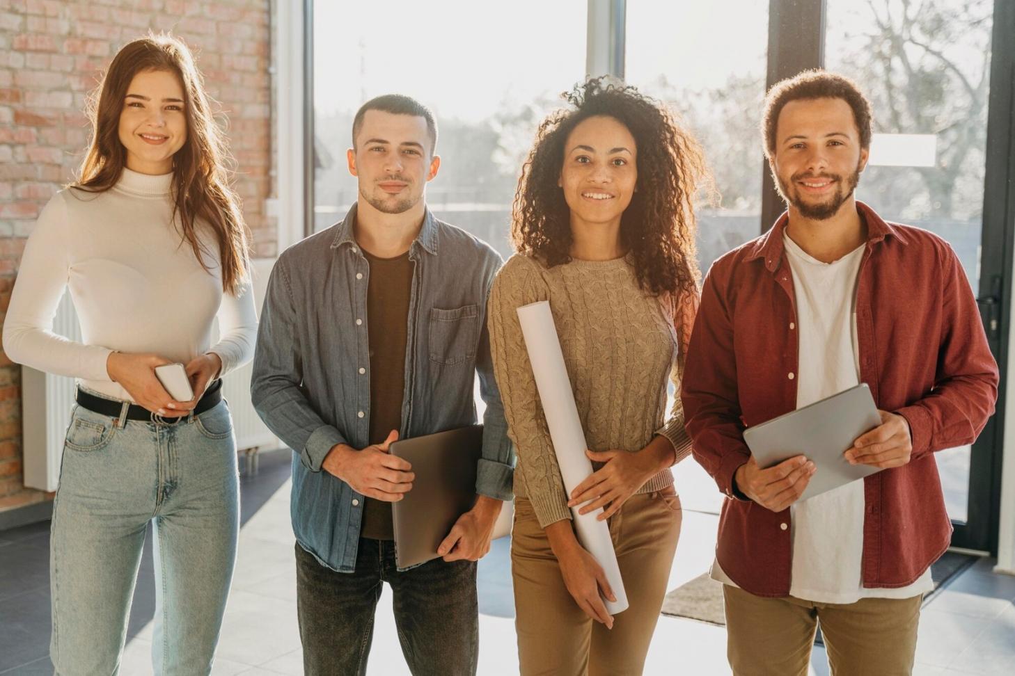 Estudiantes internacionales en sesión de estudio colaborativo