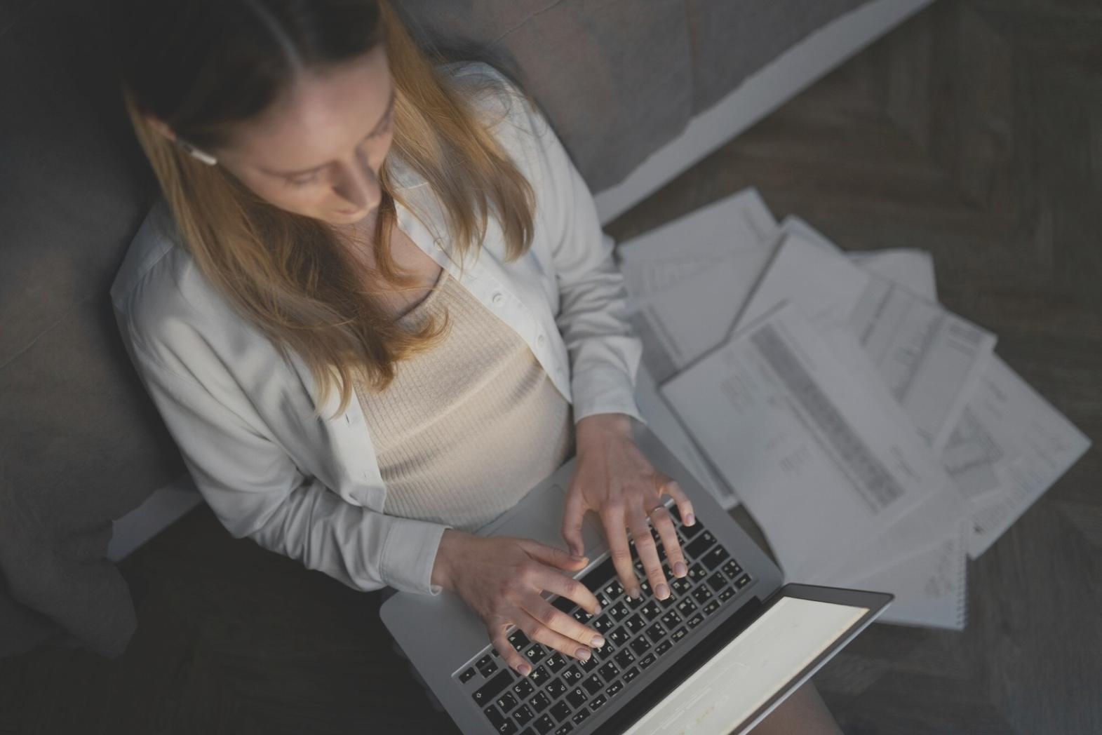 Profesionales analizando datos financieros en sesión de capacitación